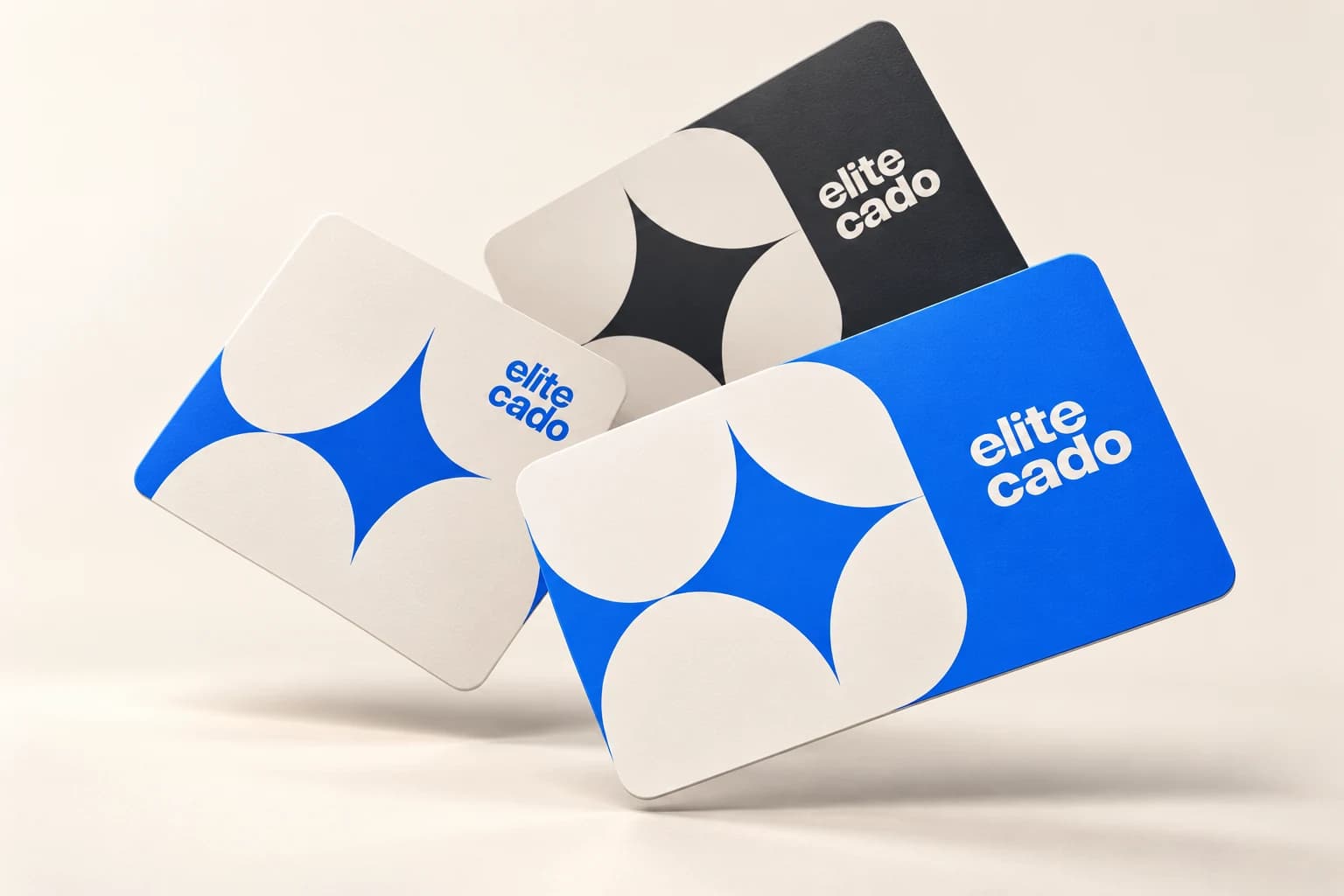 Proposition studio : les cartes Elite bleue, crème et noire en suspension.